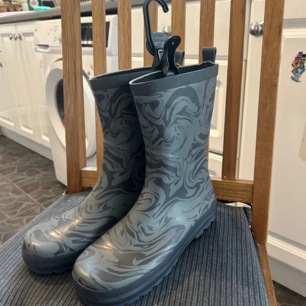 Swirl Pattern Gray Rain Boots
